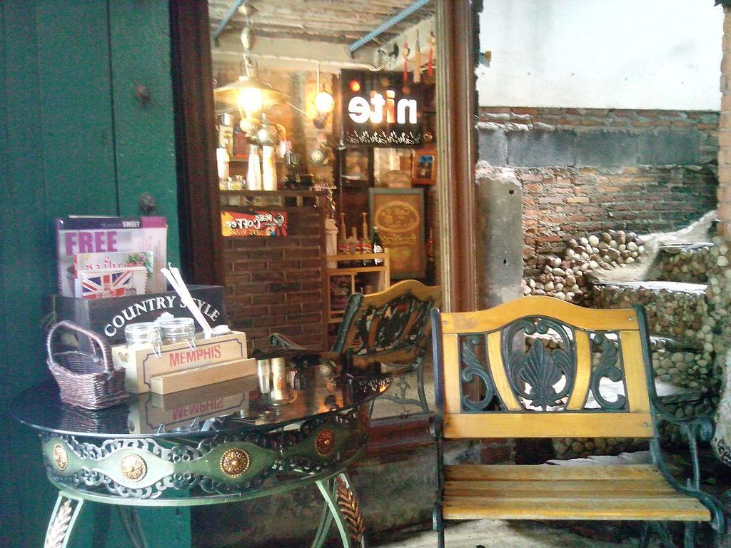 Отель Cafe De Baan Raow Бангкок Экстерьер фото